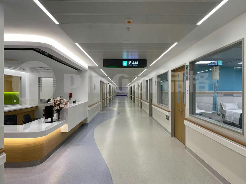 Corrimano a parete per corridoio ospedaliero